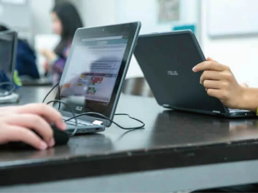 學生於課堂中操作 ASUS Chromebook 與平板進行數位學習