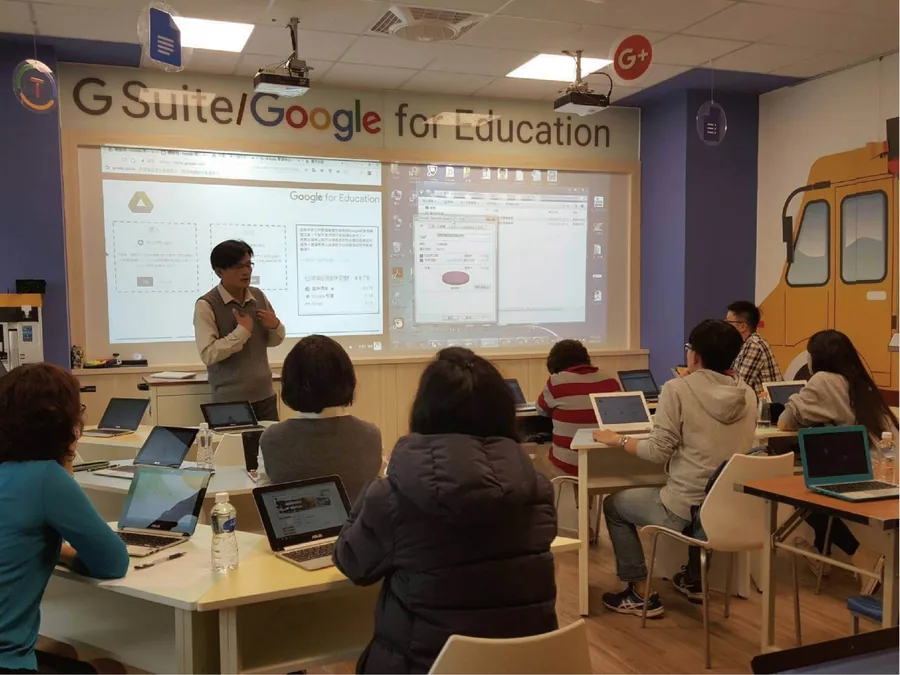 G Suite／Google for Education 教室中，講師向使用 Chromebook 的教師學員授課