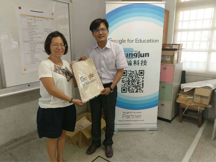 鴻綸科技人員於 Google for Education Partner 立牌前與校方代表合影