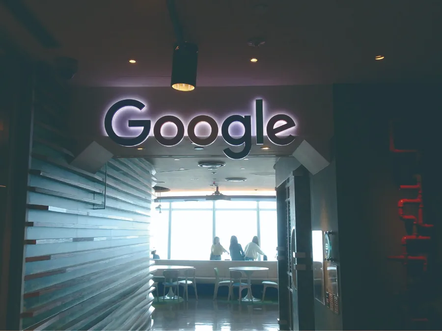 Google 辦公室入口的發光 Google 招牌