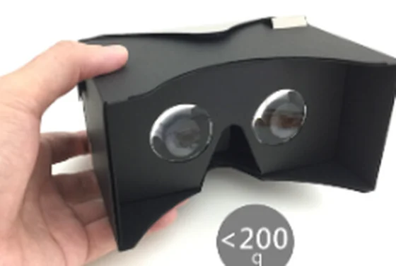 手持 Photontree VR 眼鏡，可看見兩片大口徑光學鏡片，重量不到 200 克