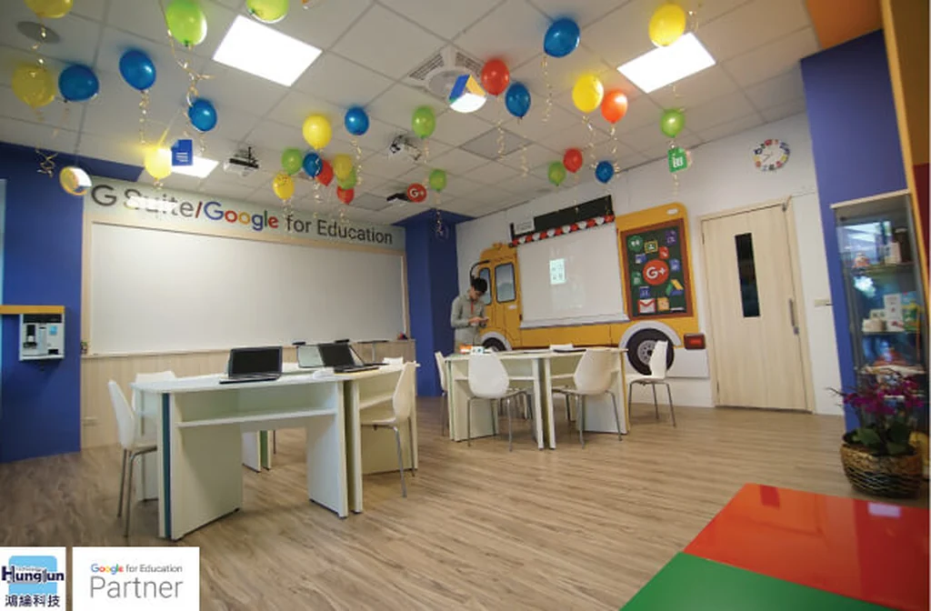 鴻綸科技 Google for Education 情境教室，牆面有 G Suite／Google for Education 標示與校車造型佈景